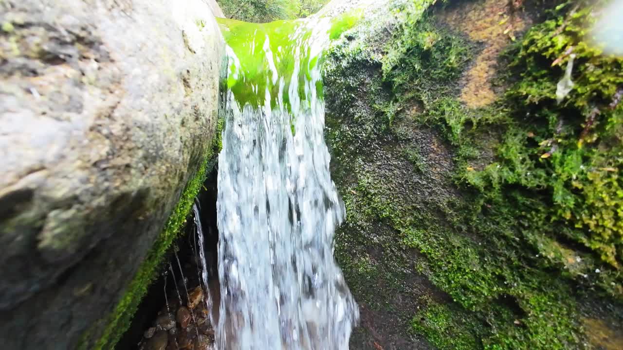 山泉水山泉水在溪中视频下载