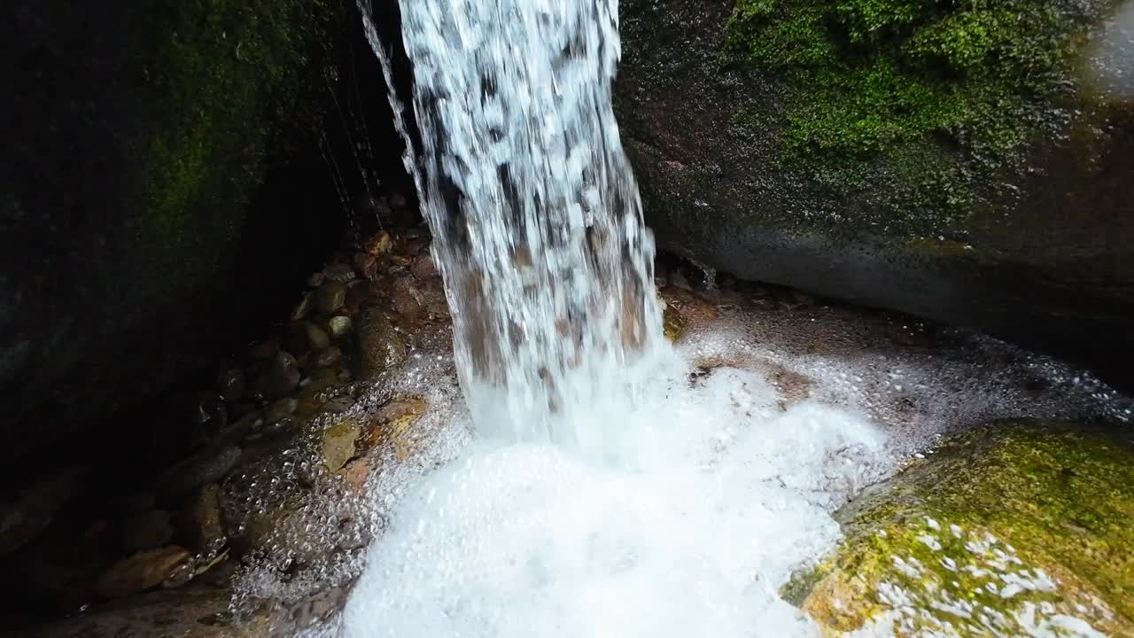 山泉水山泉水在溪中视频下载