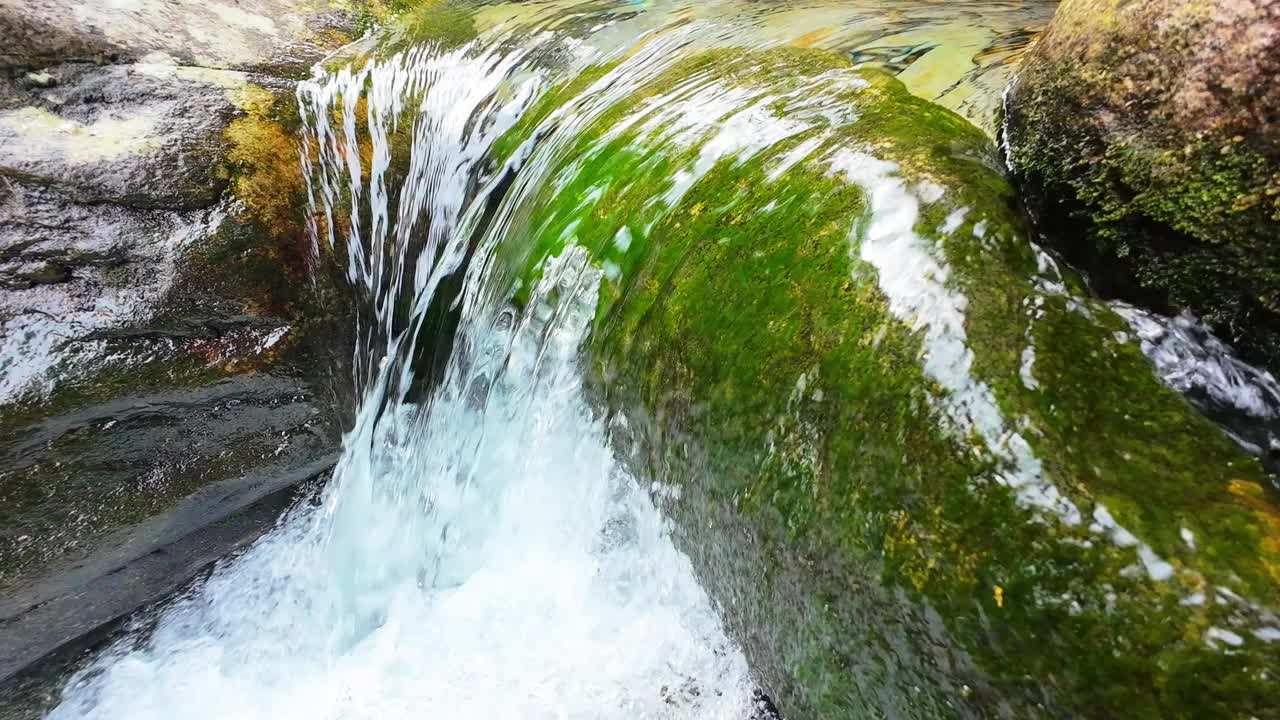 山泉水山泉水在溪中视频下载