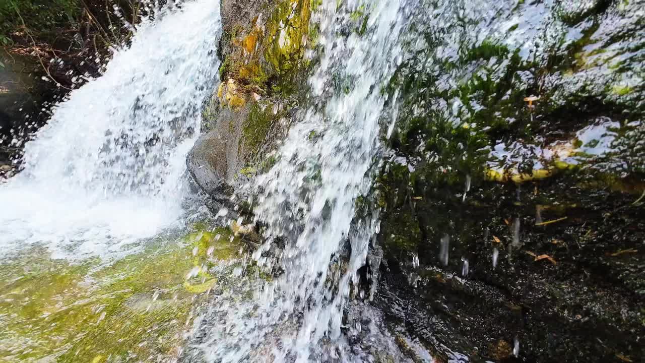 山泉水山泉水在溪中视频下载