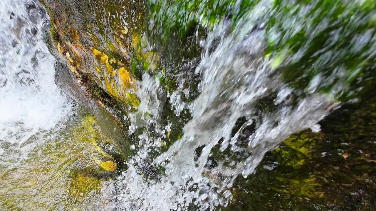 山泉水山泉水在溪中视频下载