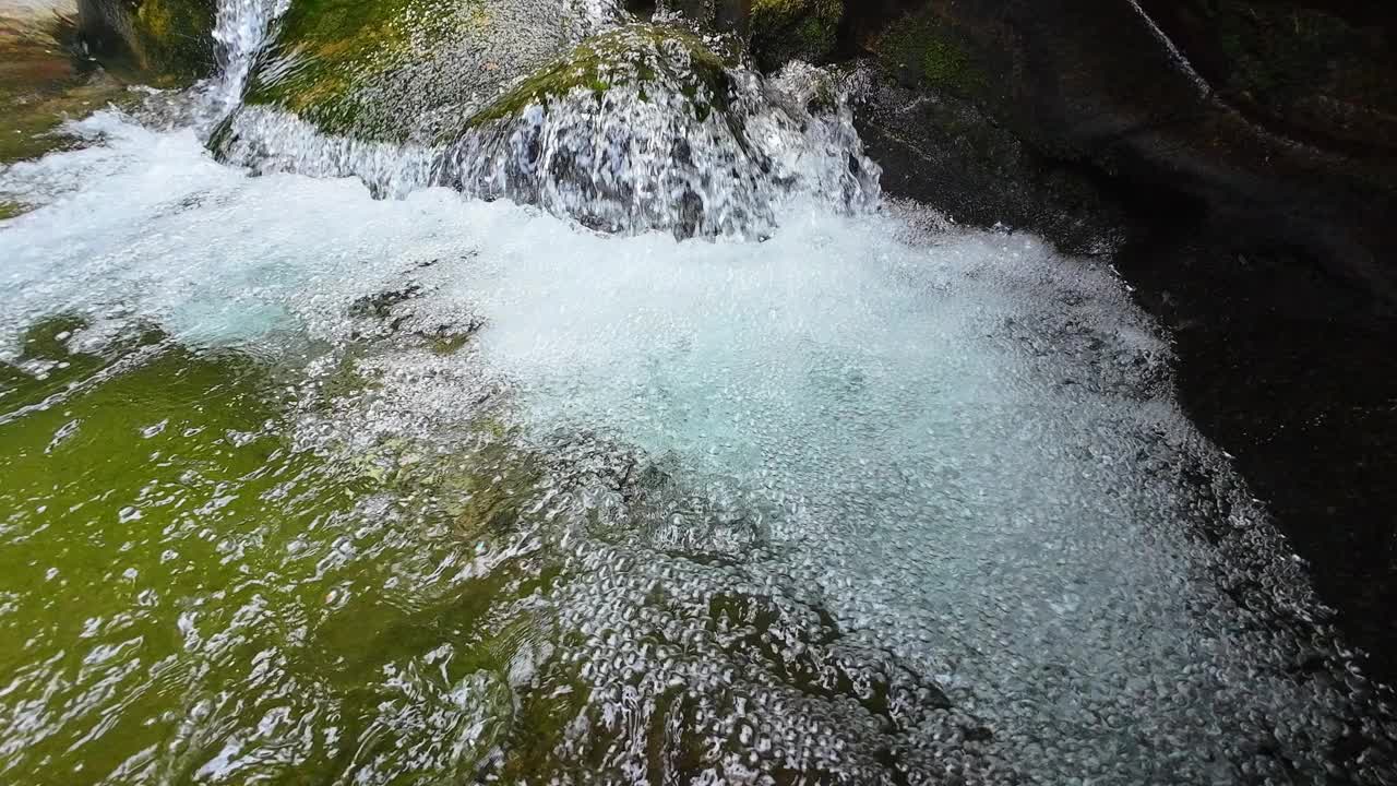 山泉水山泉水在溪中视频下载