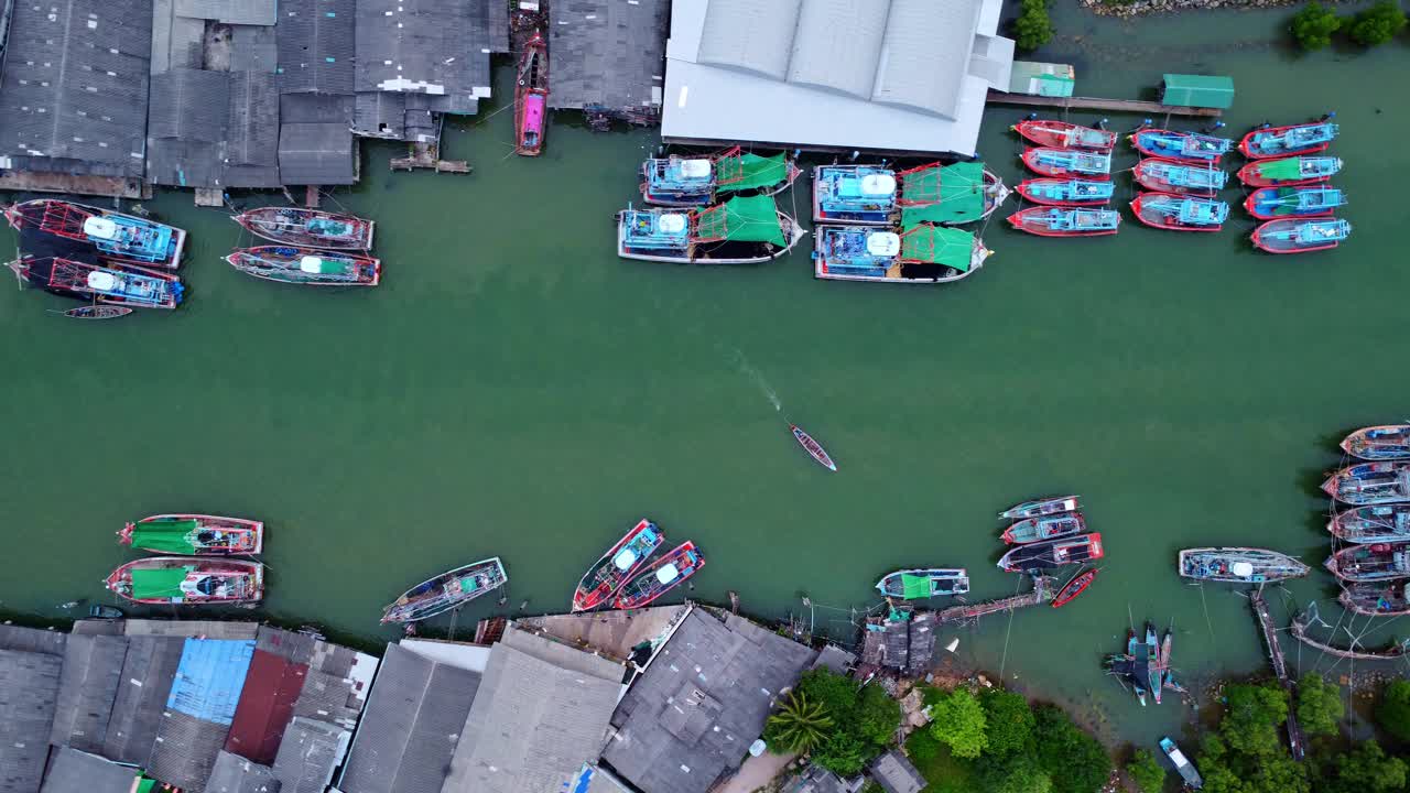 泰国春蓬省河口地区北南泗川渔村的渔船和海湾鸟瞰图。视频素材