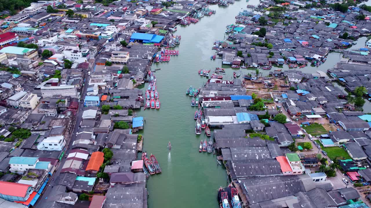 泰国春蓬省河口地区北南泗川渔村的渔船和海湾鸟瞰图。视频下载