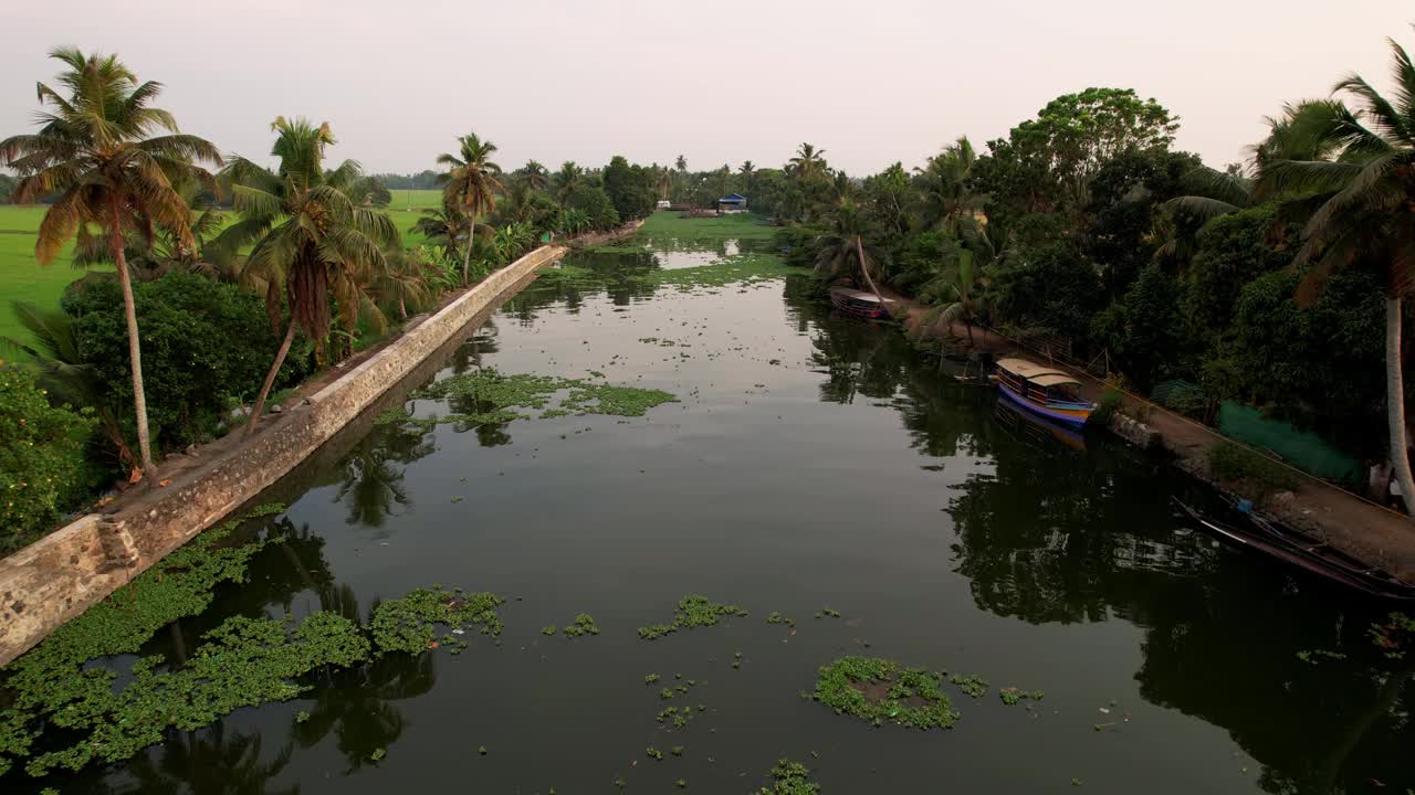 印度阿勒皮喀拉拉邦的鸟瞰图。沿着喀拉拉邦的运河旅行，度假概念。视频素材