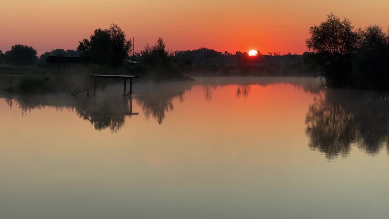 湖水平静，夏日日出时起雾视频下载