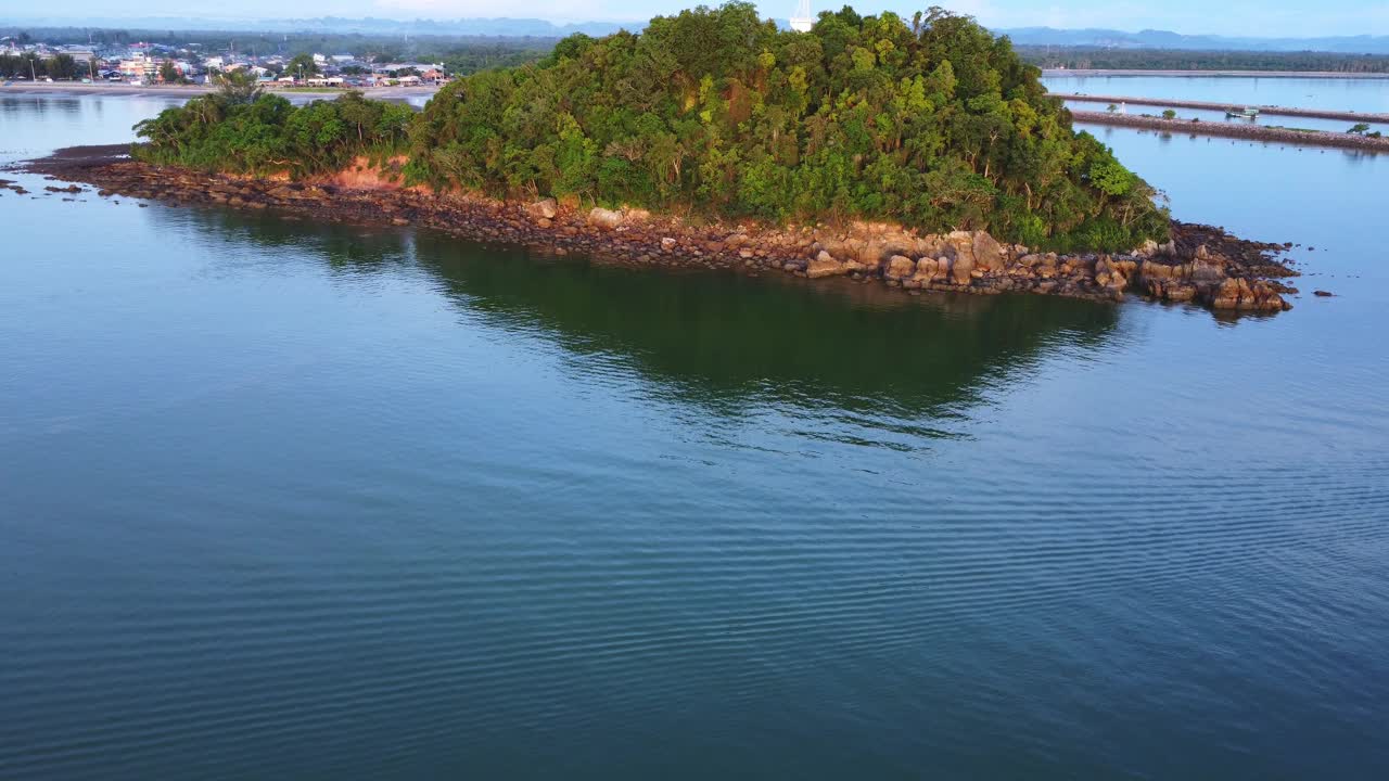 泰国春蓬省河口地区北南泗川渔村的渔船和海湾鸟瞰图。视频下载