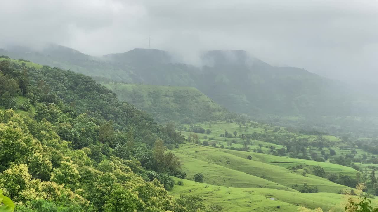 在印度马哈拉施特拉邦康坎的帕坦，季风期间看到的郁郁葱葱的绿色风景视频下载