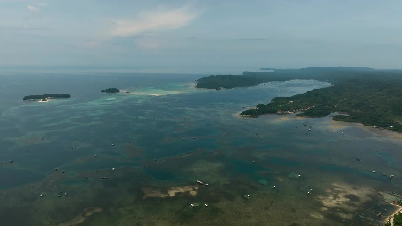 菲律宾海上的热带岛屿和渔场。视频下载