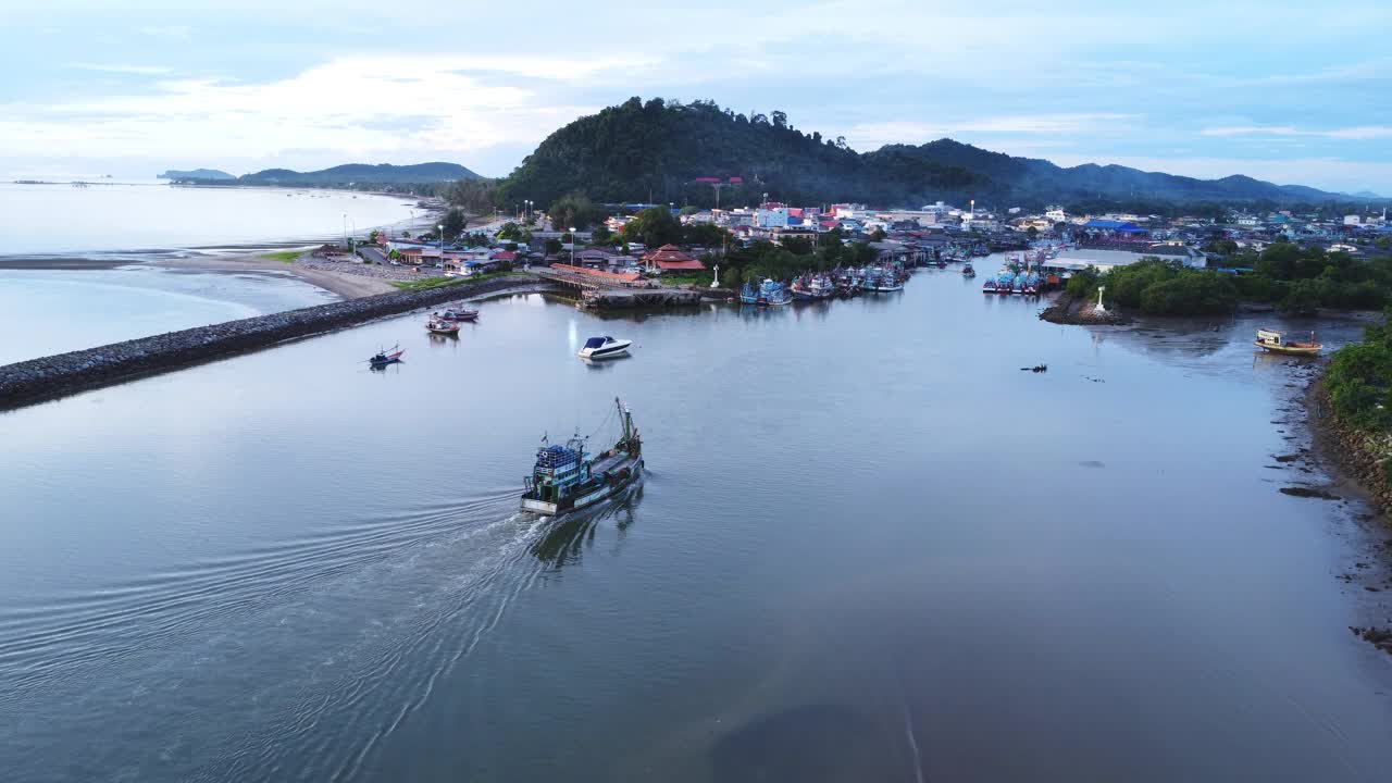 泰国春蓬省河口地区北南泗川渔村的渔船和海湾鸟瞰图。视频下载