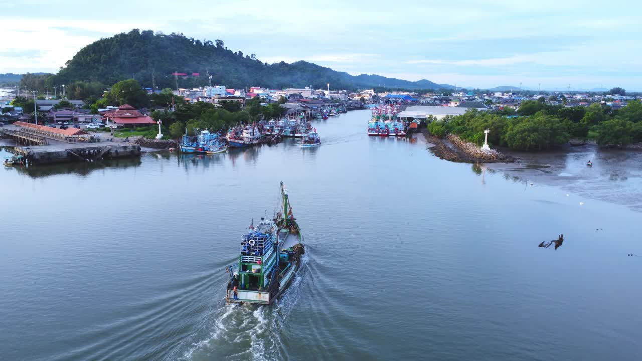 泰国春蓬省河口地区北南泗川渔村的渔船和海湾鸟瞰图。视频下载