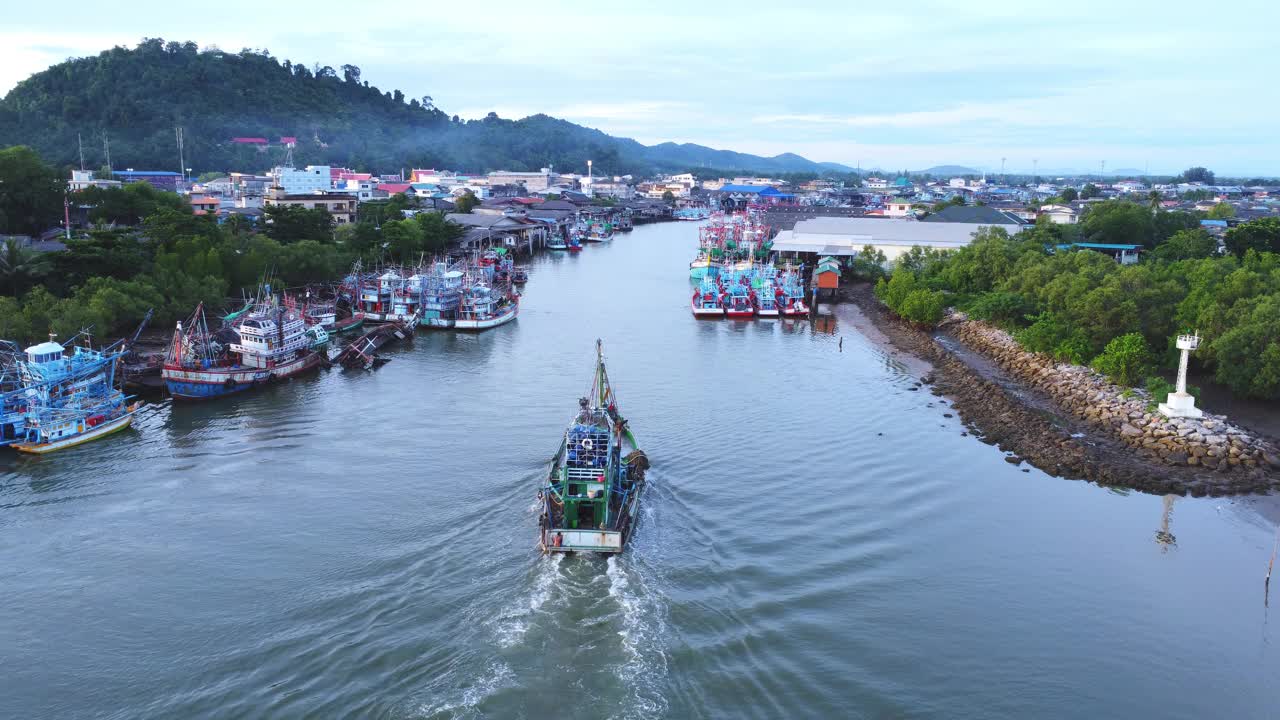 泰国春蓬省河口地区北南泗川渔村的渔船和海湾鸟瞰图。视频下载