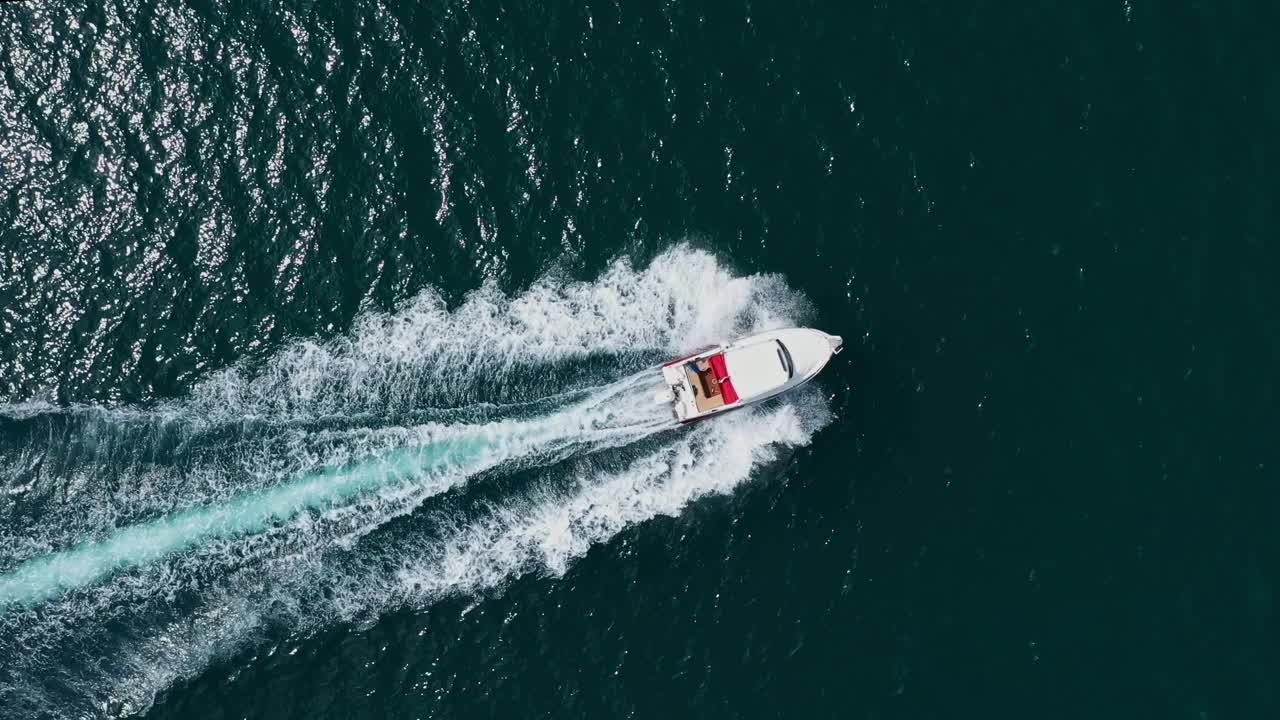 航拍到漂浮在海上的机动游艇视频下载