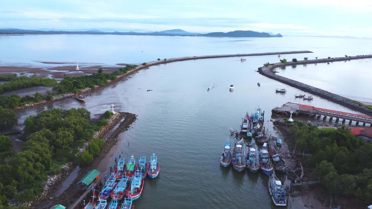 泰国春蓬省河口地区北南泗川渔村的渔船和海湾鸟瞰图。视频下载