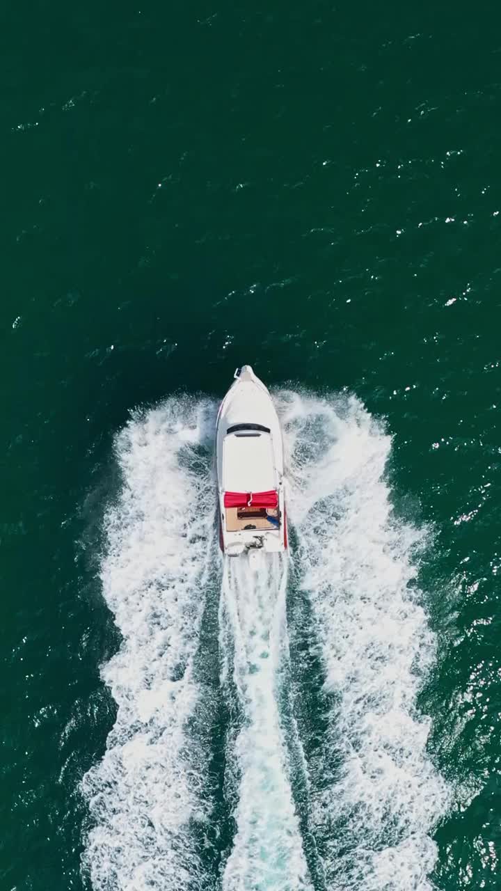 航拍到漂浮在海上的机动游艇视频下载