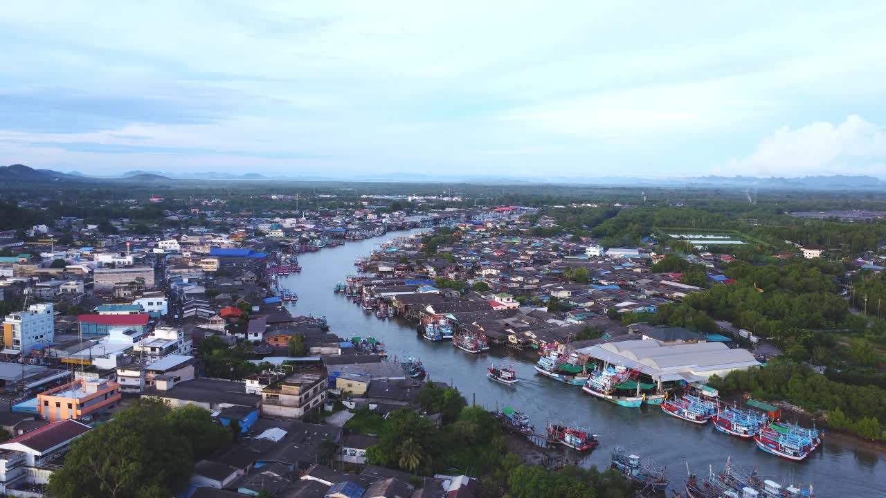 泰国春蓬省河口地区北南泗川渔村的渔船和海湾鸟瞰图。视频下载