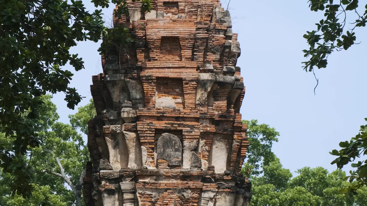 亚洲，泰国，大城府历史公园的佛像与摩诃陀寺。考古遗址上的历史佛教建筑，蓝天下的绿树视频下载