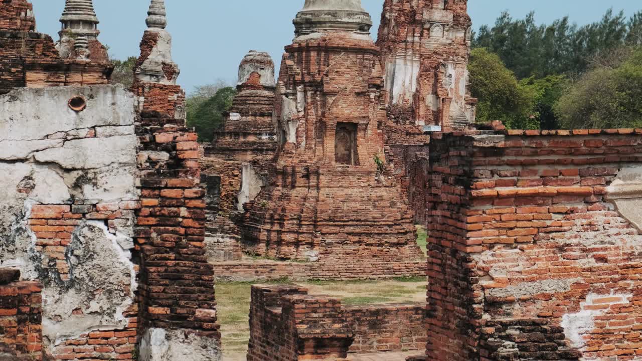 位于亚洲泰国大城府历史公园的摩诃寺。蓝天下的暹罗古都考古遗址上的历史佛教建筑视频下载