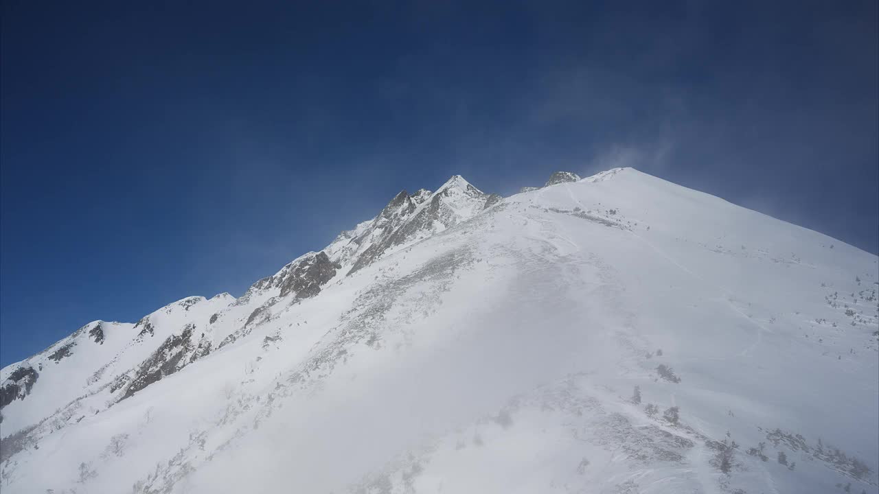 笼罩在薄雾中的西高山视频下载