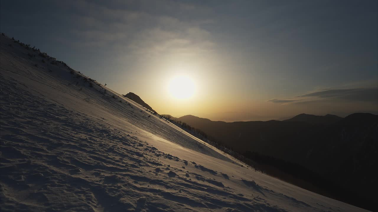 清晨的阳光和雪坡视频下载