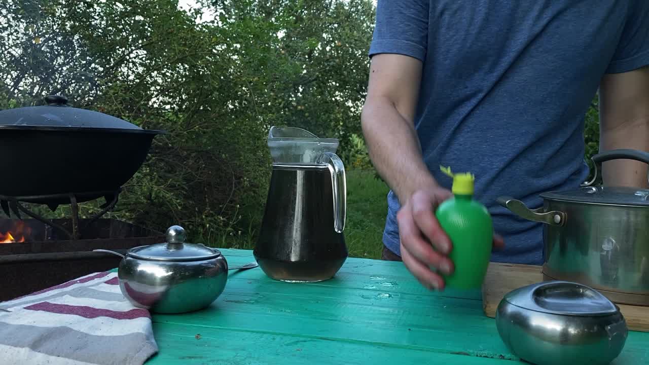 户外烹饪，烧烤，野餐的概念视频素材