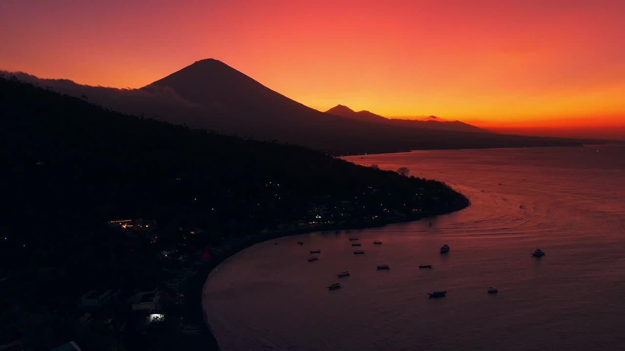 海岸线和火山山在明亮的日落。无人机拍摄的巴厘岛阿米德视频下载