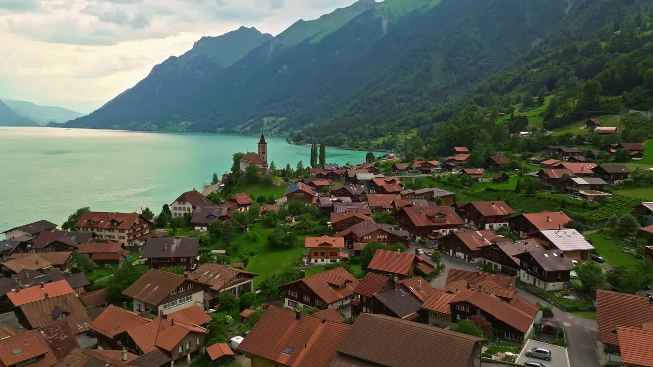 在阿尔卑斯山之间的湖岸上，无人机拍摄的传统瑞士房屋的屋顶。Brienz,瑞士。瑞士布里恩茨市的无人机航拍画面。夏天在瑞士旅行视频素材