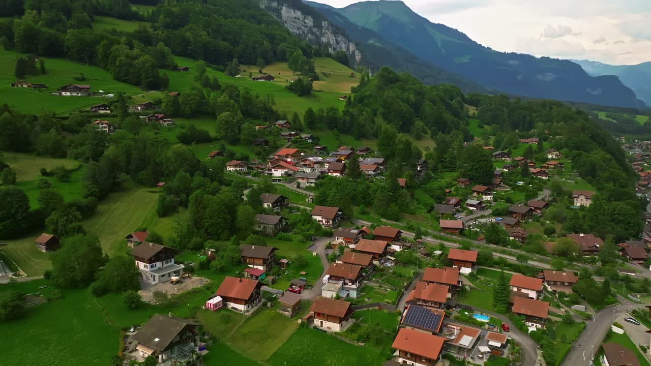 在阿尔卑斯山之间的湖岸上，无人机拍摄的传统瑞士房屋的屋顶。Brienz,瑞士。瑞士布里恩茨市的无人机航拍画面。夏天在瑞士旅行视频素材