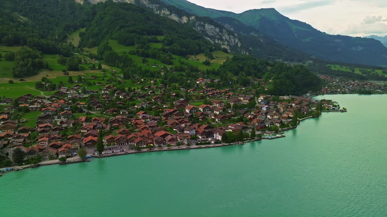 在阿尔卑斯山之间的湖岸上，无人机拍摄的传统瑞士房屋的屋顶。Brienz,瑞士。瑞士布里恩茨市的无人机航拍画面。夏天在瑞士旅行视频下载