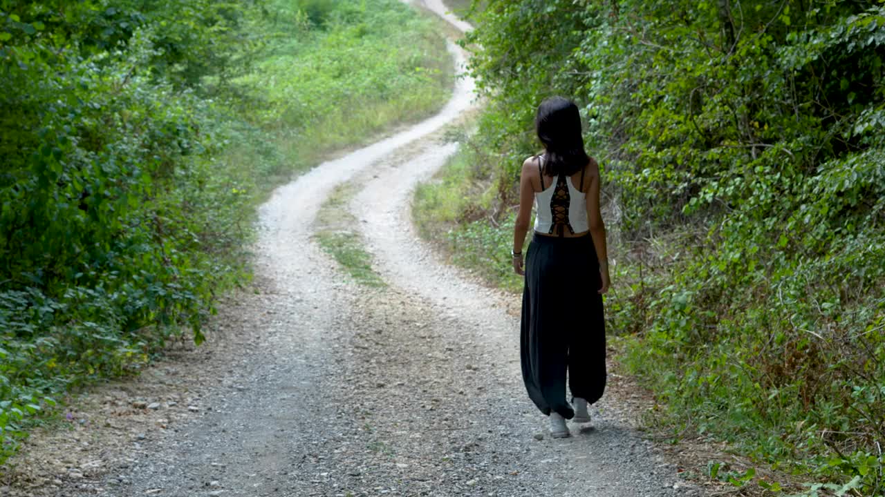 年轻女子走在森林里视频下载