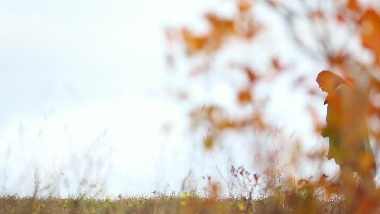 妇女在大自然中寻找丢失的车钥匙视频下载