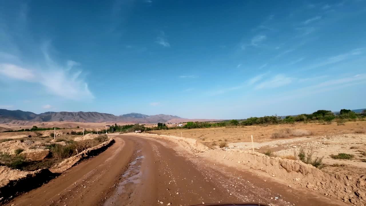 在山区正在维修的道路上行驶视频素材