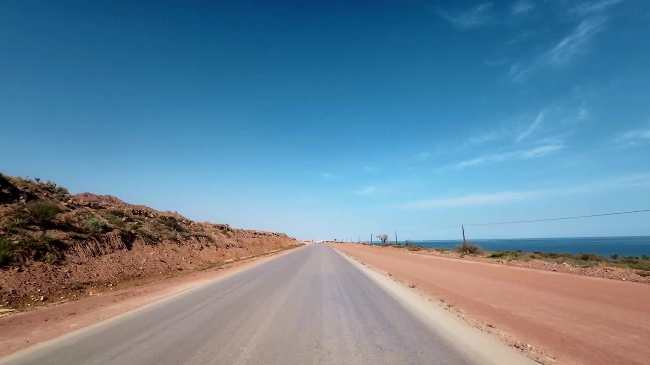 在山区正在维修的道路上行驶视频素材