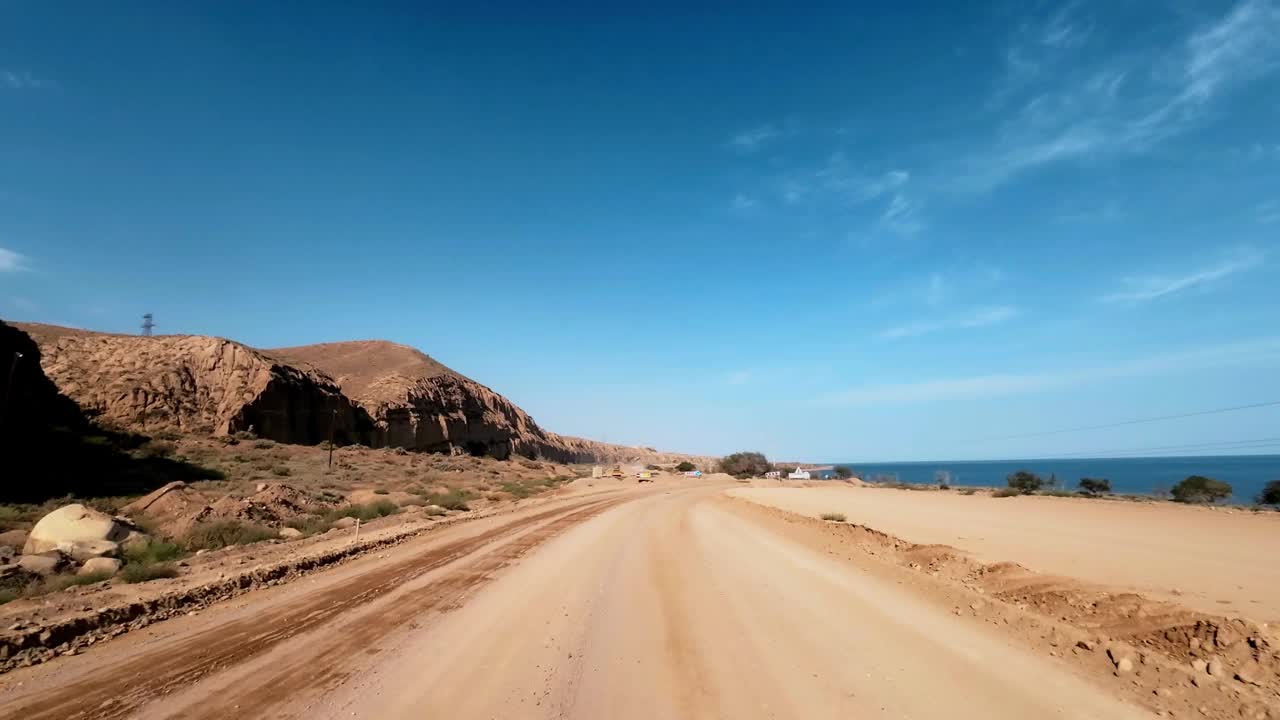 伊塞克库尔湖南岸，高速公路正在建设中视频下载