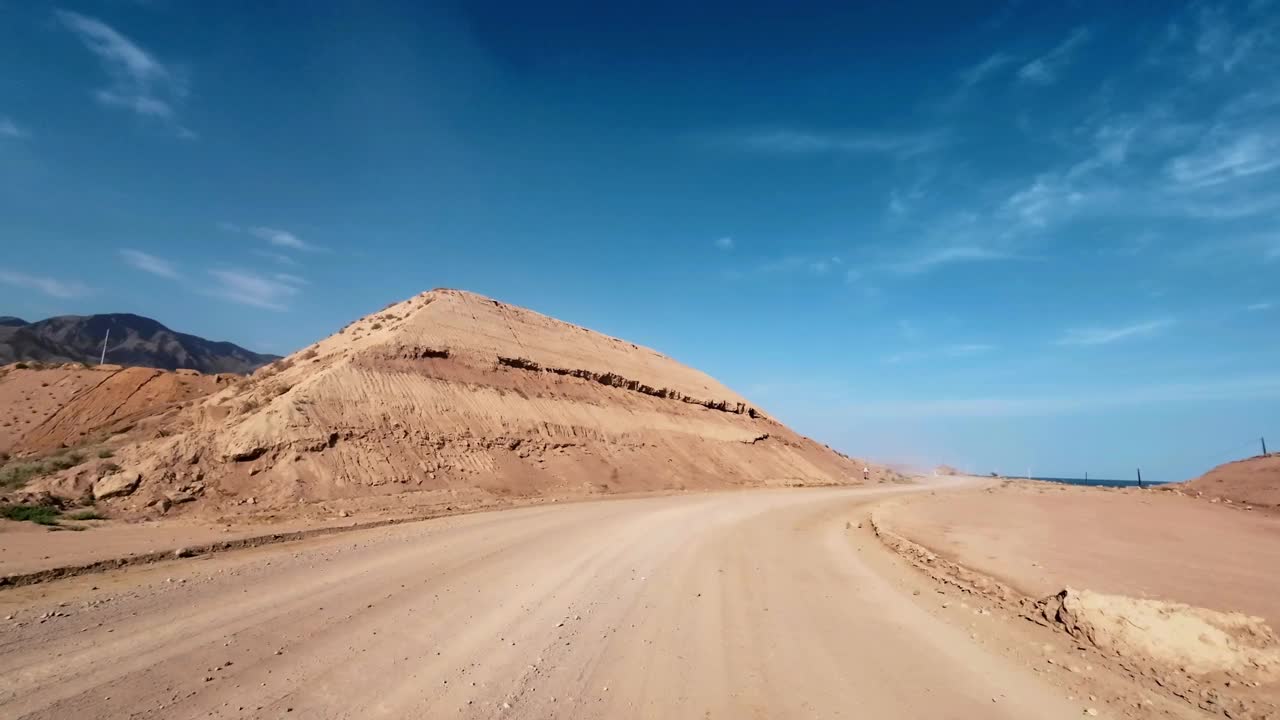 沿着伊塞克湖的山路正在建设中视频素材