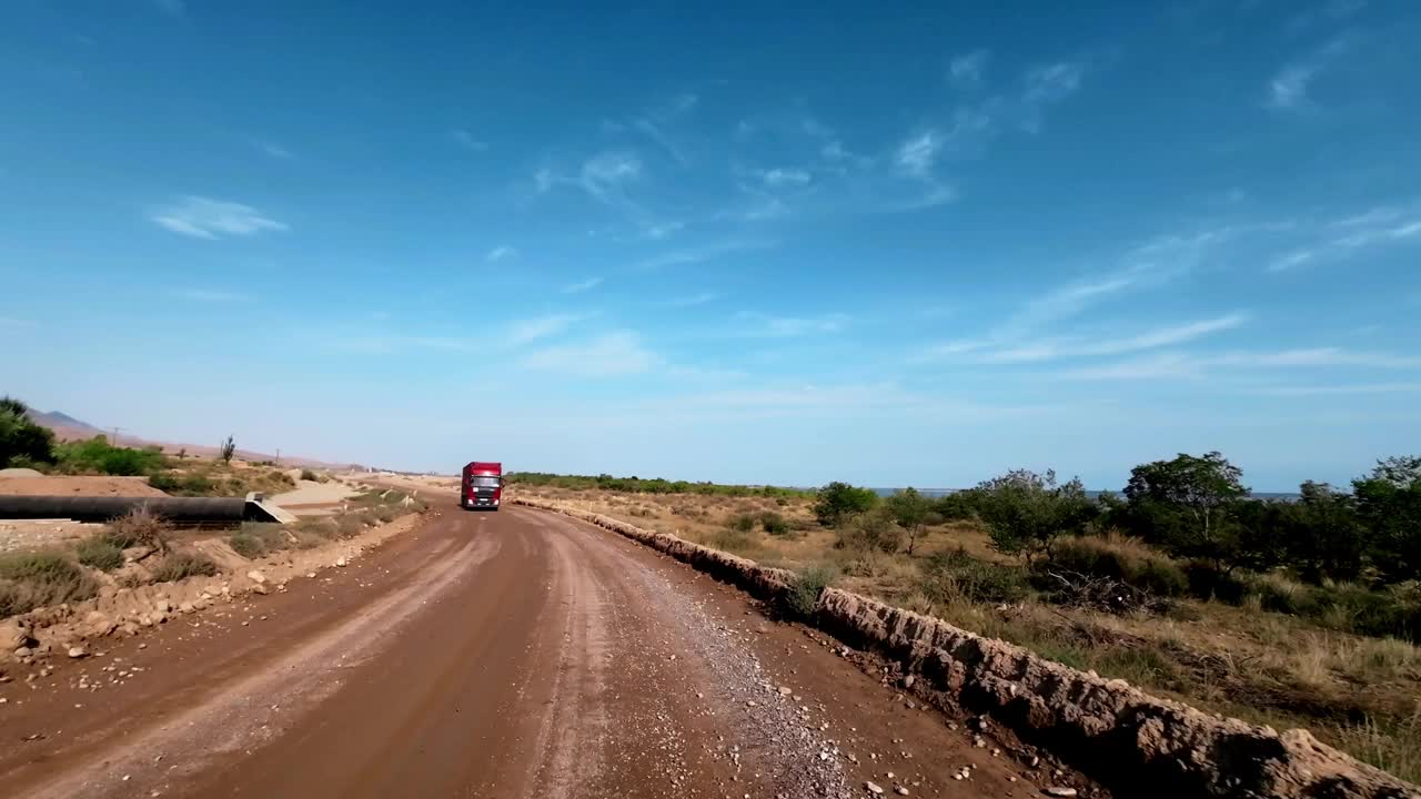 沿着湖岸行驶在正在修复的道路上视频下载