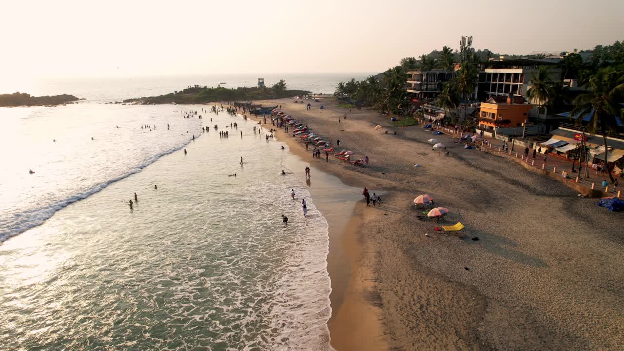 热带海滩鸟瞰图。大海和沙滩鸟瞰海浪的海洋。Kovalam海滩，印度喀拉拉邦。视频素材