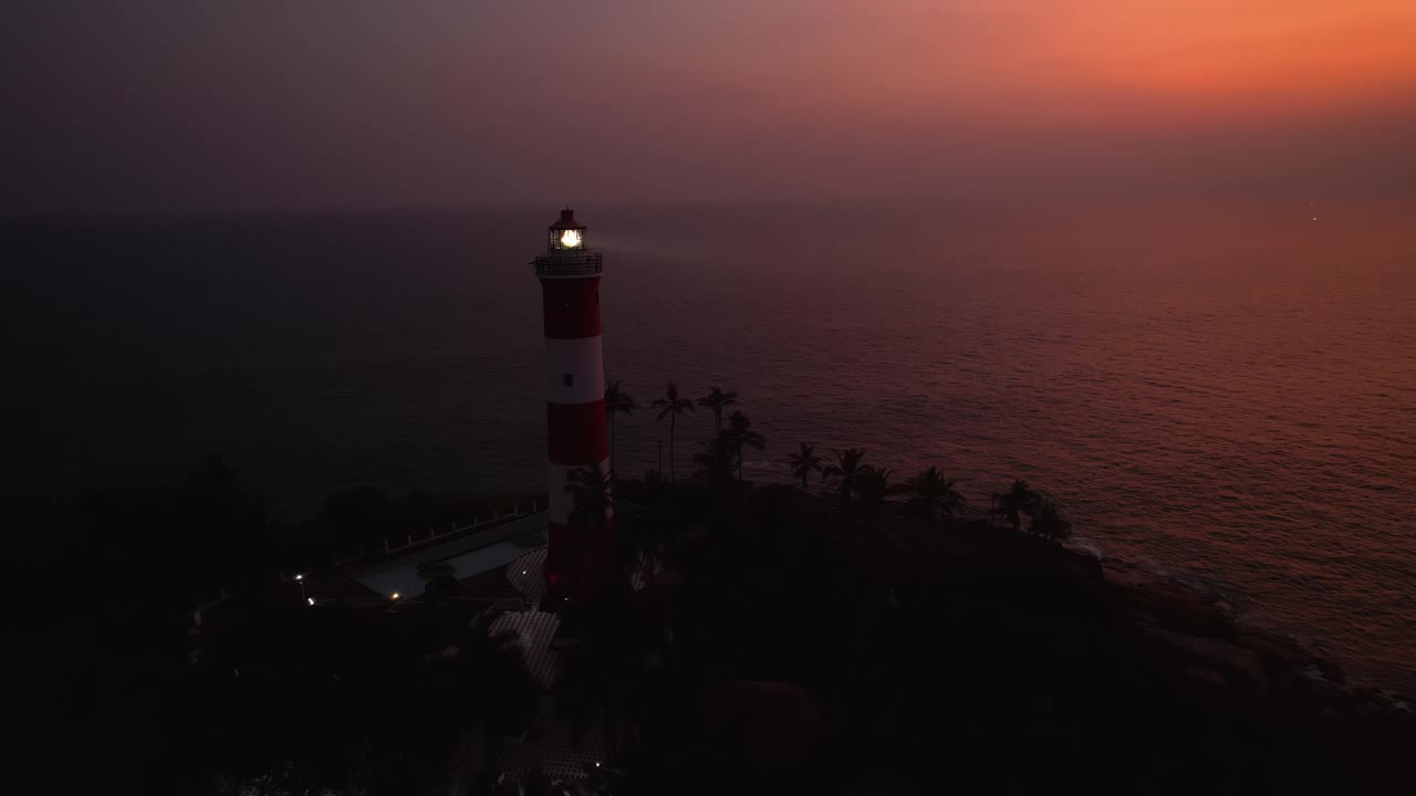 海岸线上有光束的灯塔，鸟瞰图。Kovalam海滩，印度喀拉拉邦。视频素材