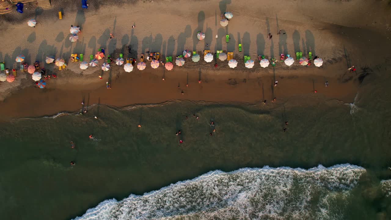 热带海滩鸟瞰图。大海和沙滩鸟瞰海浪的海洋。Kovalam海滩，印度喀拉拉邦。视频下载