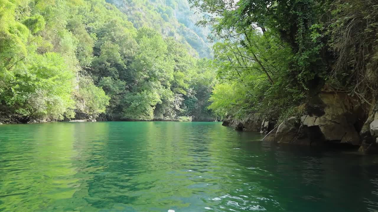 乘船游览马其顿北部大自然优美的马特卡峡谷视频下载