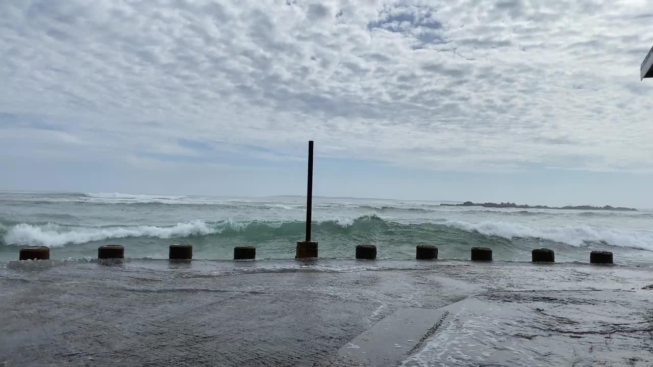 海岸线上的风浪视频下载