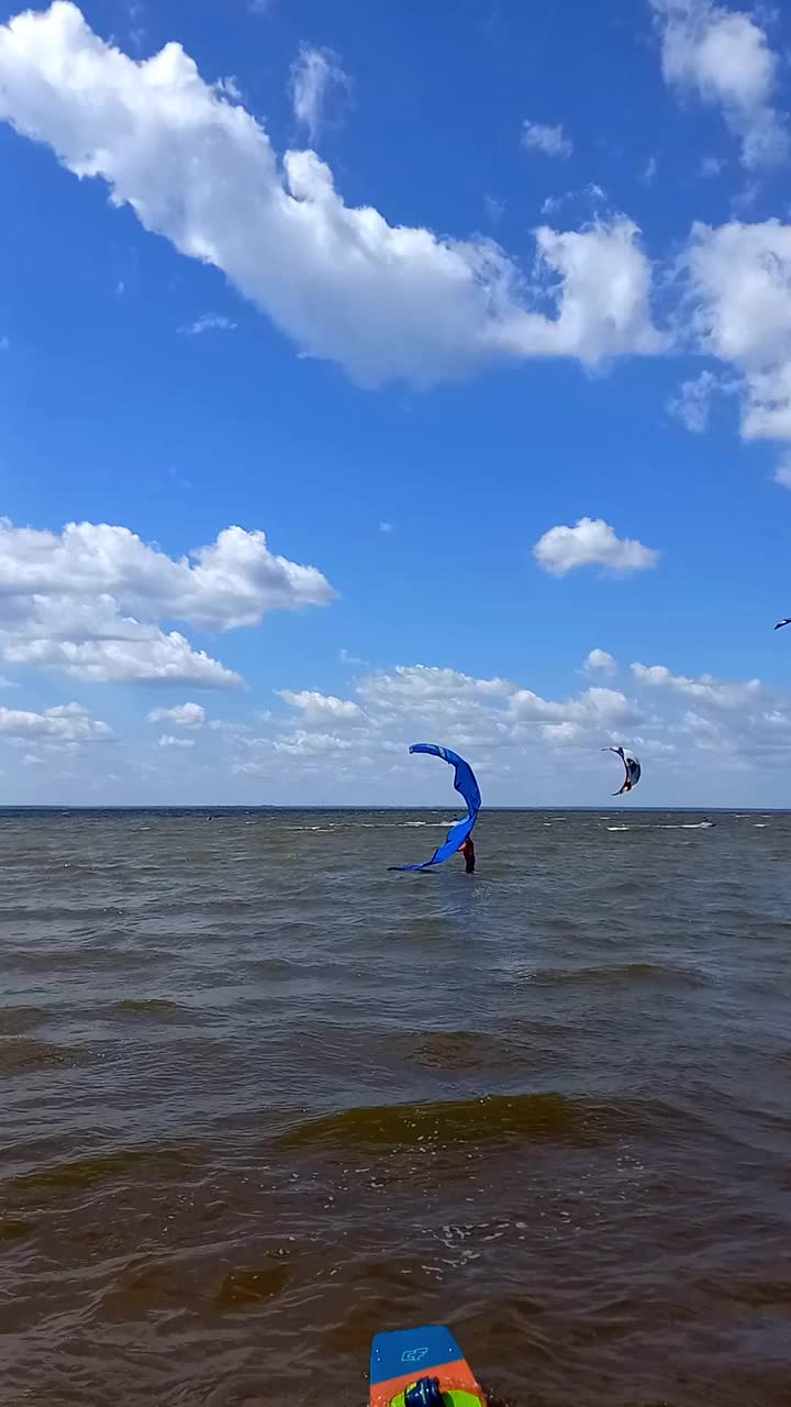 专业的冲浪者风筝冲浪夏天在基辅水库，乌克兰。极限水上运动。水上风筝板训练。风筝冲浪的肾上腺素。垂直视频视频下载