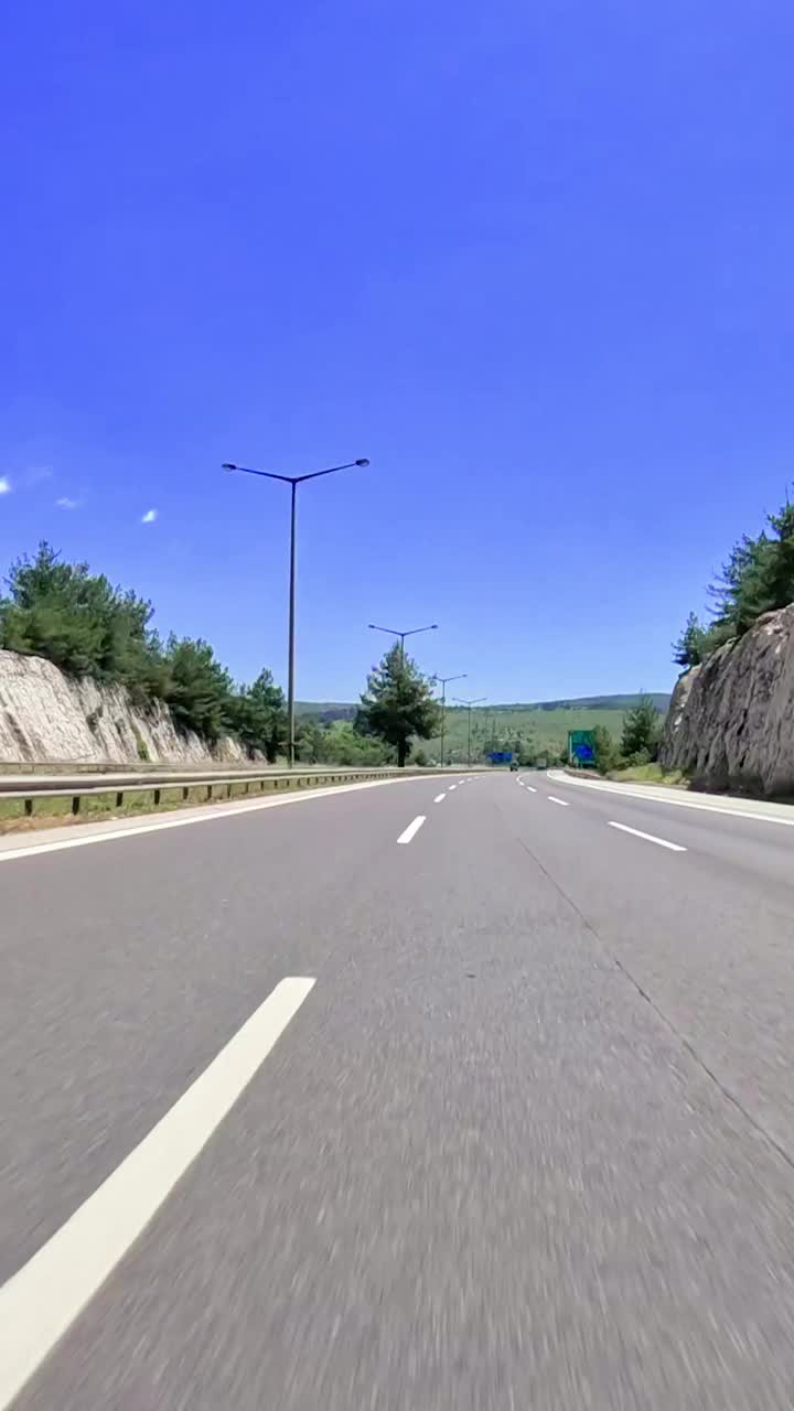 山地高速公路第一人称驾驶视频，展示风景、道路环境。捕捉到风景的精髓，道路体验。专注于风景，公路之旅穿越群山视频下载