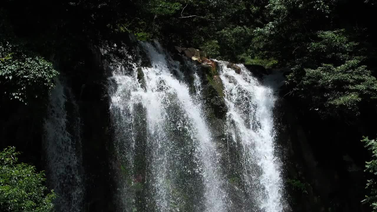 马若瀑布的落水美景视频下载