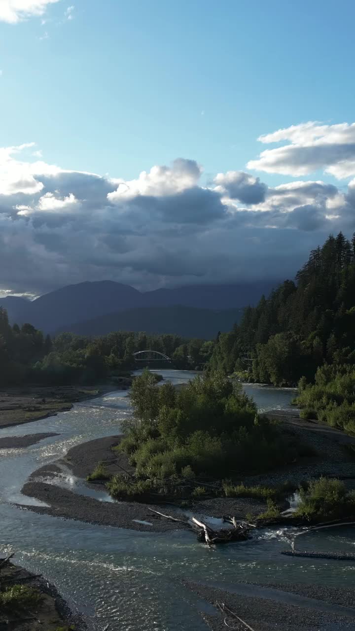 风景秀丽的河流景观与山脉。弗雷泽山谷，不列颠哥伦比亚省，加拿大。视频素材