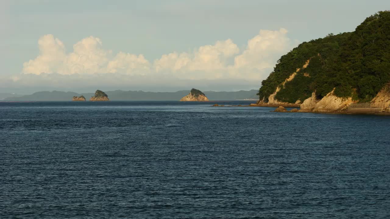 夏季，户外或旅游、暑假，雷雨或积雨云漂浮在海面上的壮观景象视频素材