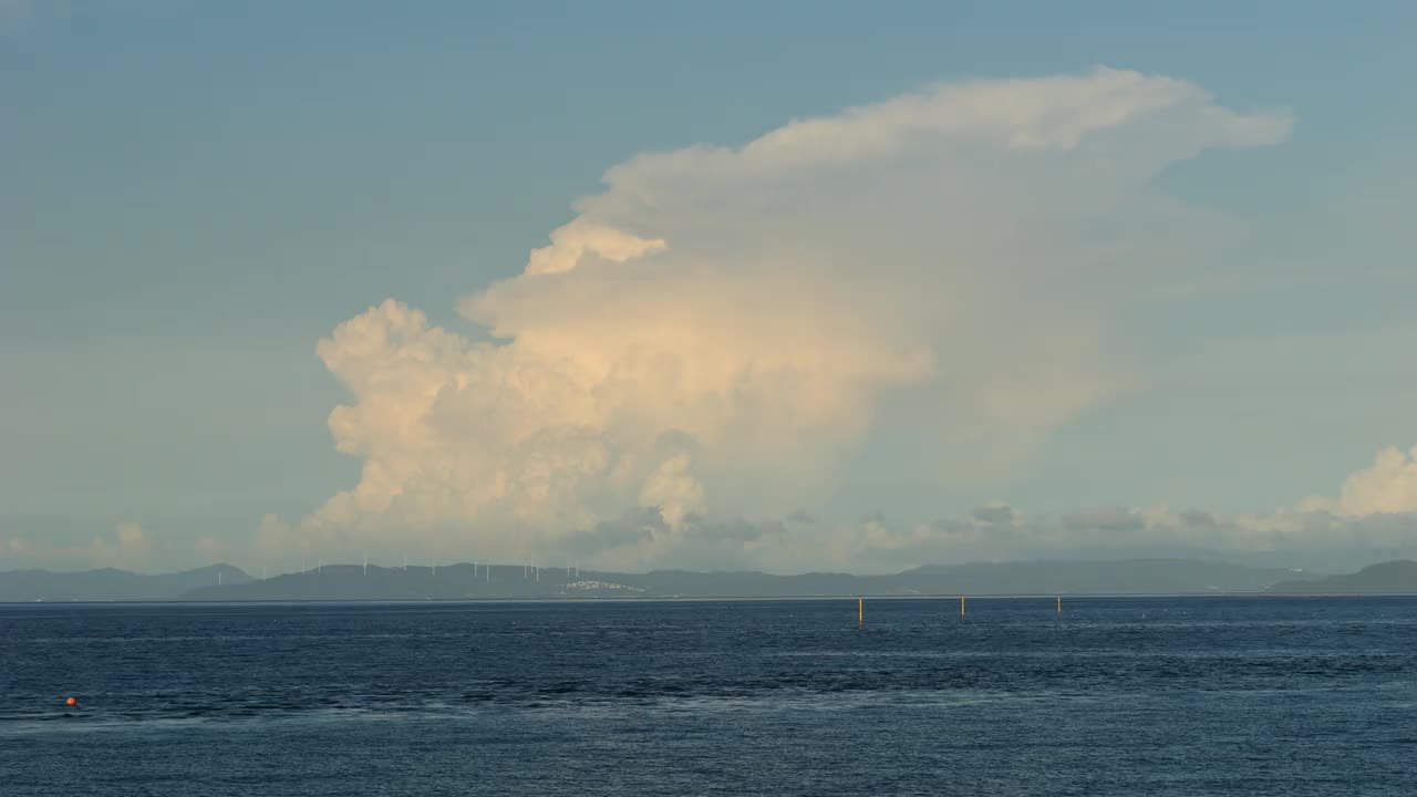 夏季，户外或旅游、暑假，雷雨或积雨云漂浮在海面上的壮观景象视频下载