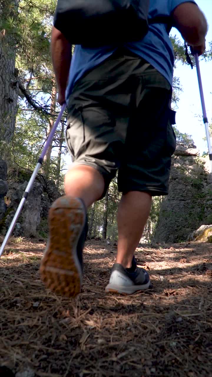 慢镜头，夏日夕阳下，一名男子在森林里与岩石徒步旅行视频素材