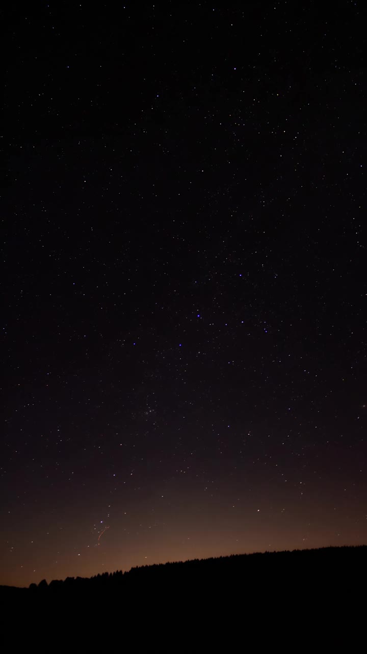 银河的星迹，流星，流星和乡村的剪影。视频下载