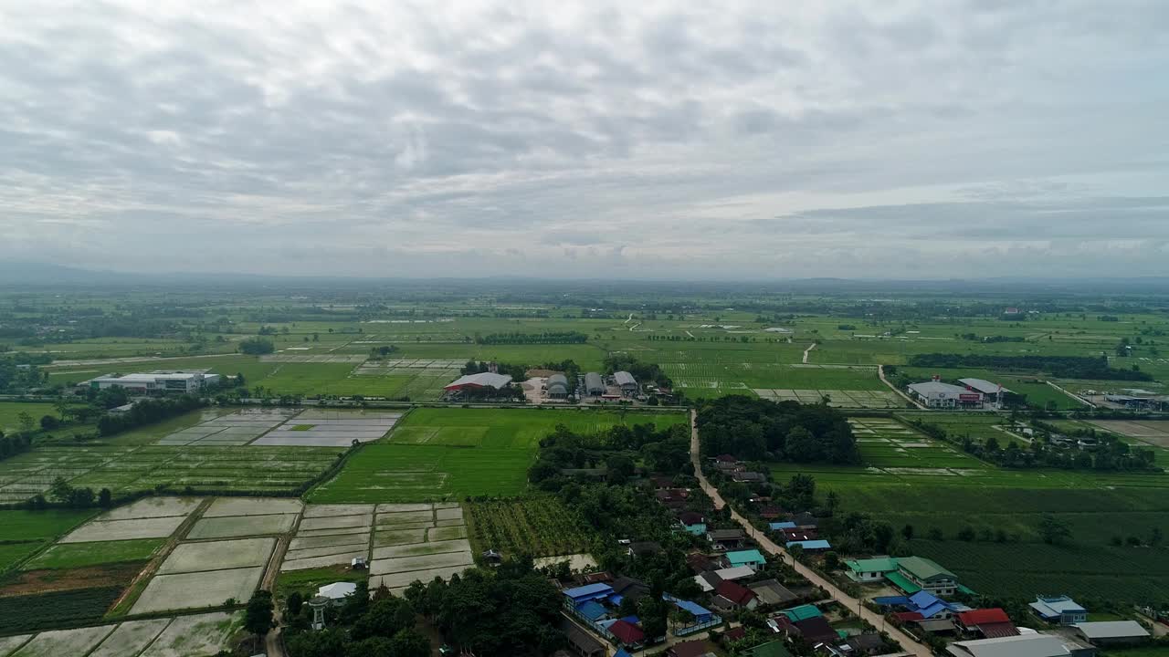 鸟瞰图泰国清莱靠近泰缅边境的泰国北部村庄和种植水稻的农田视频下载